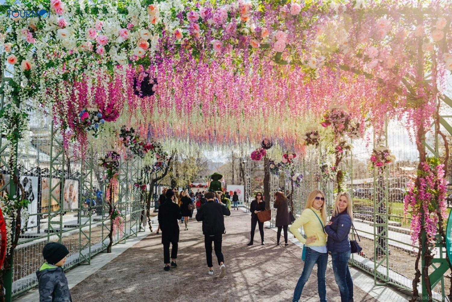 Đi du lịch nga nên mặc gì - Ảnh 1 Trang phục mùa xuân nước Nga