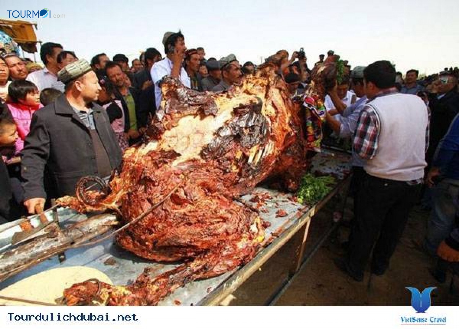 Du lịch Dubai thưởng thức món Lạc Đà nhồi thịt khổng lồ - Ảnh 1 Du lịch Dubai thưởng thức món Lạc Đà nhồi thịt khổng lồ - Ảnh 1