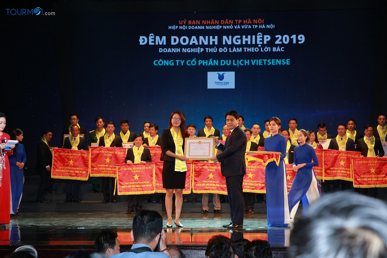 VietSense Travel được Chủ tịch UBND TP Hà Nội Nguyễn Đức Chung tặng Bằng khen - Ảnh 1 VietSense Travel được Chủ tịch UBND TP Hà Nội Nguyễn Đức Chung tặng Bằng khen - Ảnh 1